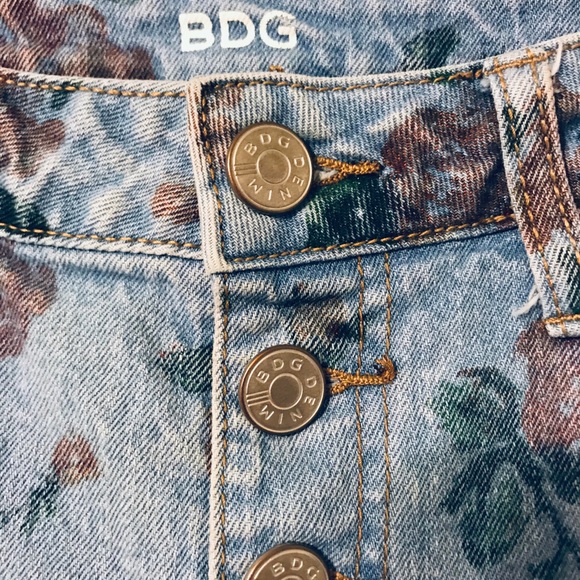 Hipster Floral High Rise Shorts - BDG - Picture 3 of 4